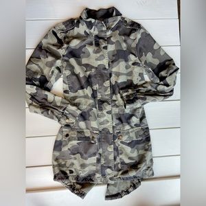 Francesca’s Miami Camouflage 3/4 length unlined jacket Size M